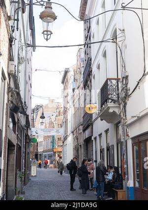 Brüssel, Belgien - März 16 2022: Alte Straße im Zentrum von Brüssel, Belgien Stockfoto