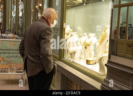 Brüssel, Belgien - 16 2022. März: Mann schaut auf Luxus-Goldschmuck im Schaufenster Stockfoto