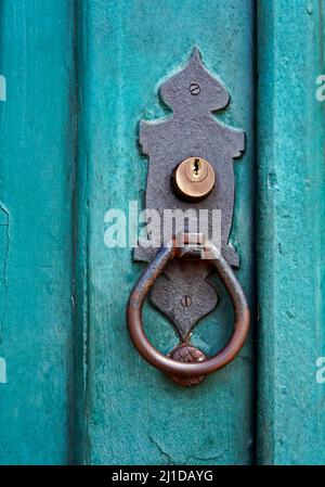 Altes barockes Türdetail, Ouro Preto, Minas Gerais, Brasilien Stockfoto