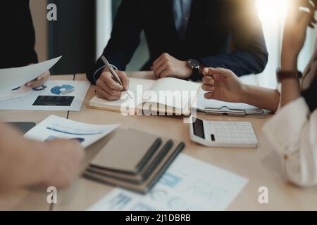 Asiatische Business-Berater-Treffen zu analysieren und zu diskutieren, die Situation auf dem Finanzbericht im Tagungsraum.Investment Consultant, Finanzen Stockfoto