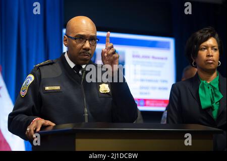 Bürgermeister Muriel Bowser (Demokrat des Distrikts von Columbia) sieht sich an, wie Robert Contee III, Polizeichef der Washington Metropolitan Police, auf einer Pressekonferenz über die jüngsten Erschießungen von Obdachlosen in New York City und Washington, DC, am Montag, den 14. März 2022 im John Wilson Building in Washington, DC, spricht. Kredit: Cliff Owen/CNP (BESCHRÄNKUNG: KEINE New York oder New Jersey Zeitungen oder Zeitungen innerhalb eines 75 Meilen Radius von New York City) Stockfoto