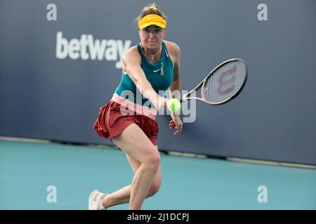 MIAMI GARDENS, FLORIDA - 24. MÄRZ: Heather Watson aus Großbritannien besiegt Elina Svitolina aus der Ukraine während der Miami Open im Hard Rock Stadium am 24. März 2022 in Miami Gardens, Florida. Personen: Elina Svitolina Kredit: Storms Media Group/Alamy Live News Stockfoto