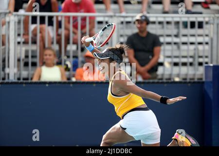 Miami Gardens, Florida, USA. 24. März 2022. Heather Watson aus Großbritannien besiegt Elina Svitolina aus der Ukraine während der Miami Open im Hard Rock Stadium am 24. März 2022 in Miami Gardens, Florida. Kredit: Hoo Me.Com/Media Punch/Alamy Live Nachrichten Stockfoto