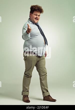 Schubs-, Schubs-, Wink-, Wink-. Ganzkörperaufnahme eines übergewichtigen Mannes, der auf die Kamera zeigt. Stockfoto