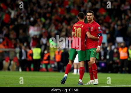 Porto. 24. März 2022. Der Portugiesen Cristiano Ronaldo (R) feiert am 24. März 2022 mit seinem Teamkollegen Matheus Nunes das Ende der FIFA-Weltmeisterschaft 2022 zwischen Portugal und der Türkei im Dragao-Stadion in Porto, Portugal. Quelle: Pedro Fiuza/Xinhua/Alamy Live News Stockfoto