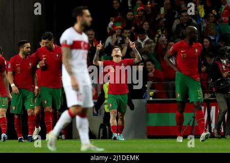 Porto. 24. März 2022. Portugals Otavio (C) feiert, nachdem er am 24. März 2022 im Dragao-Stadion in Porto, Portugal, bei der Qualifikation zur FIFA-Weltmeisterschaft 2022 zwischen Portugal und der Türkei ein Tor erzielt hat. Quelle: Pedro Fiuza/Xinhua/Alamy Live News Stockfoto