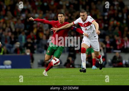 Porto. 24. März 2022. Der Portugiesen Cristiano Ronaldo (L) steht während der FIFA-Weltmeisterschaft 2022 zwischen Portugal und der Türkei am 24. März 2022 im Dragao-Stadion in Porto, Portugal, mit dem türkischen Merih Demiral auf dem Spiel. Quelle: Pedro Fiuza/Xinhua/Alamy Live News Stockfoto