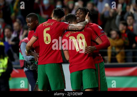 Porto. 24. März 2022. Portugals Matheus Nunes (2. R) feiert mit seinen Teamkollegen nach dem Tor während der FIFA-Weltmeisterschaft 2022 zwischen Portugal und der Türkei am 24. März 2022 im Dragao-Stadion in Porto, Portugal. Quelle: Pedro Fiuza/Xinhua/Alamy Live News Stockfoto