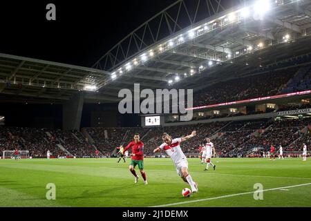 Porto. 24. März 2022. Der türkische Verteidiger Caglar Soyuncu (vorne R) tritt am 24. März 2022 im Dragao-Stadion in Porto, Portugal, während der FIFA-Weltmeisterschaft 2022 zwischen Portugal und der Türkei an. Quelle: Pedro Fiuza/Xinhua/Alamy Live News Stockfoto