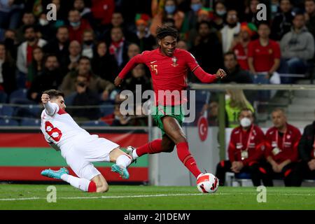 Porto. 24. März 2022. Der Portugiesen Rafael Leao (R) wetteiferte mit dem türkischen Dorukhan Tokoz während der FIFA-Weltmeisterschaft 2022 zwischen Portugal und der Türkei am 24. März 2022 im Dragao-Stadion in Porto, Portugal. Quelle: Pedro Fiuza/Xinhua/Alamy Live News Stockfoto
