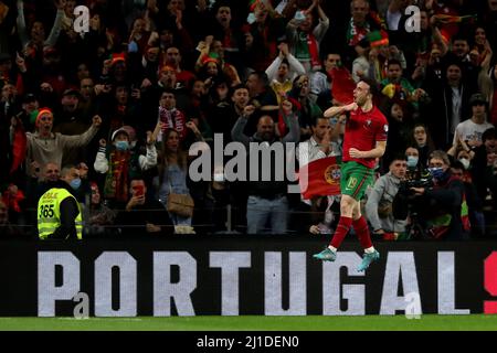 Porto. 24. März 2022. Der Portugiesen Diogo Jota feiert am 24. März 2022 im Dragao-Stadion in Porto, Portugal, ein Tor während der FIFA-WM-Qualifikation 2022 zwischen Portugal und der Türkei. Quelle: Pedro Fiuza/Xinhua/Alamy Live News Stockfoto