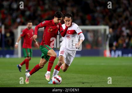 Porto. 24. März 2022. Der Portugiesen Joao Felix (L) steht mit dem türkischen Enes Unal während der WM-Qualifikation 2022 zwischen Portugal und der Türkei am 24. März 2022 im Dragao-Stadion in Porto, Portugal, auf dem Spiel. Quelle: Pedro Fiuza/Xinhua/Alamy Live News Stockfoto