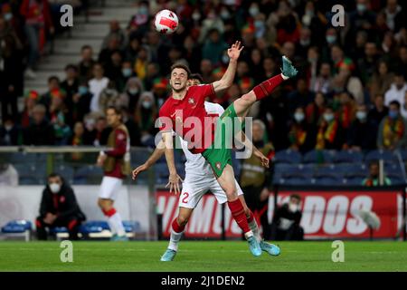 Porto. 24. März 2022. Der portugiesische Diogo Jota (vorne) steht während der FIFA-Weltmeisterschaft 2022 zwischen Portugal und der Türkei am 24. März 2022 im Dragao-Stadion in Porto, Portugal, mit dem türkischen Zeki Celik auf dem Spiel. Quelle: Pedro Fiuza/Xinhua/Alamy Live News Stockfoto