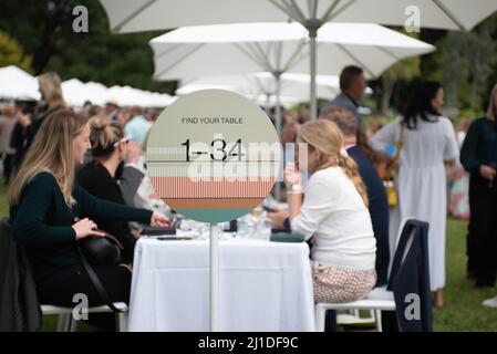 Melbourne, Australien. 25.. März 2022. Das längste Mittagessen der Welt findet im Rahmen des Melbourne Food and Wine Festival 2022 in Treasury Gardens statt. Quelle: Jay Kogler/Alamy Live News Stockfoto