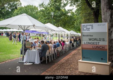 Melbourne, Australien. 25.. März 2022. Das längste Mittagessen der Welt findet im Rahmen des Melbourne Food and Wine Festival 2022 in Treasury Gardens statt. Quelle: Jay Kogler/Alamy Live News Stockfoto