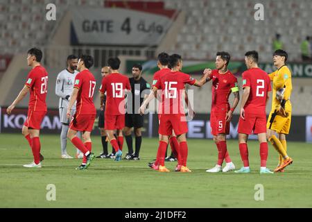 Sharjah, Vereinigte Arabische Emirate. 24. März 2022. Spieler aus China reagieren nach dem Spiel der Gruppe B zwischen China und Saudi-Arabien zur FIFA Fußball-Weltmeisterschaft Katar 2022 in Sharjah, den Vereinigten Arabischen Emiraten, 24. März 2022. Quelle: Str/Xinhua/Alamy Live News Stockfoto
