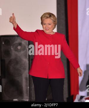 COCONUT CREEK, FL - 25. OKTOBER: Demokratische Präsidentschaftskandidatin die ehemalige Außenministerin Hillary Clinton spricht bei einer frühen Wahlveranstaltung in Coconut Creek am 25. Oktober 2016 in Coconut Creek, Florida. Zwei Wochen bis zum Wahltag ist Hillary Clinton im Wahlkampf in Florida unterwegs Menschen: Hillary Clinton Kredit: Hoo-Me.com / MediaPunch Stockfoto