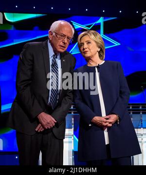 LAS VEGAS, NV - 13. Oktober: Bernie Sanders und Hillary Clinton im Rahmen der CNN-Debatte zum demokratischen Präsidenten 2015 im Wynn Resort in Las Vegas, NV, am 13. Oktober 2015. Quelle: Erik Kabik Photography/ MediaPunch Stockfoto