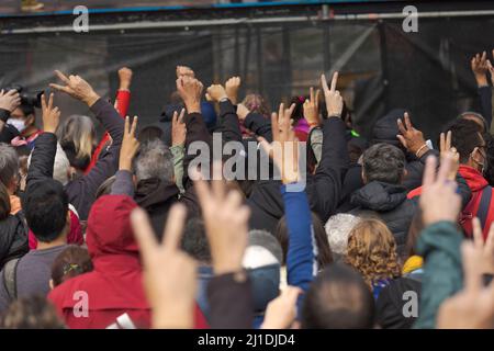 Ciudad de Buenos Aires, Argentinien. 24. März 2022. Menschen, die am Gedenktag für Wahrheit und Gerechtigkeit teilgenommen haben, demonstrieren vor der Bühne. (Bild: © Esteban Osorio/Pacific Press via ZUMA Press Wire) Stockfoto