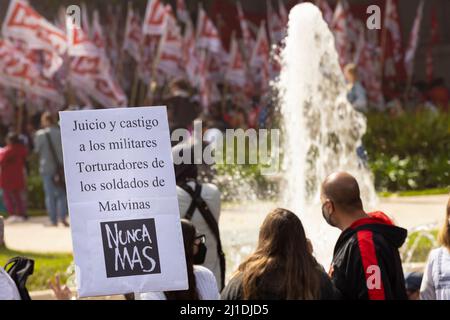 Ciudad de Buenos Aires, Argentinien. 24. März 2022. Demonstranten auf der Plaza de Mayo, die am Tag der Erinnerung für Wahrheit und Gerechtigkeit teilnehmen. (Bild: © Esteban Osorio/Pacific Press via ZUMA Press Wire) Stockfoto