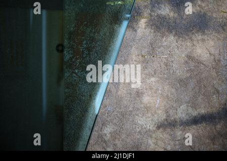 Blaues Glasbanner über altem verzweifelten, abgenutzten Wandhintergrund Stockfoto