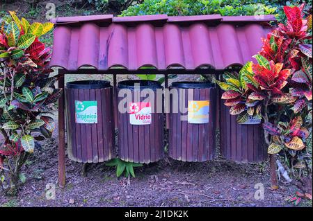 Holzbehälter in einer Reihe zum Recycling von Papier, Aluminium, Glas und organischen Abfällen Stockfoto