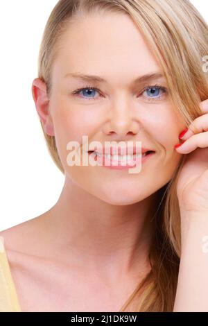 Strahlend schön. Studioporträt einer lächelnden jungen Frau, isoliert auf Weiß. Stockfoto