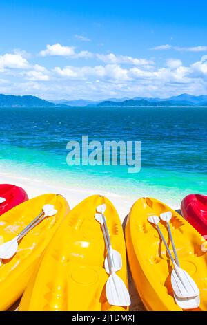 Farbenfrohe Kajaks auf einem tropischen Sandstrand an einem Sommertag, Inseln, blaues Meer, weiße Wolken am blauen Himmel im Hintergrund. Urlaub, Urlaub. Stockfoto