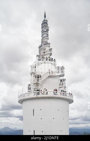 Ambuluwawa Tower, Tempel von 4 Religionen, multireligiöser Komplex im Hochland von Sri Lanka. Stockfoto