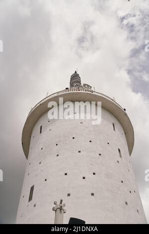 Ambuluwawa Tower, Tempel von 4 Religionen, multireligiöser Komplex im Hochland von Sri Lanka. Stockfoto