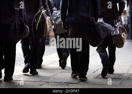 Foto vom 26/01/12 des allgemeinen Stockbildes der Schüler. Die Anmeldung für kostenlose Schulmahlzeiten sollte vereinfacht werden, damit mehr als eine Million Schüler Zugang zu ihnen haben, sagten die Räte. Ausgabedatum: Freitag, 25. März 2022. Stockfoto