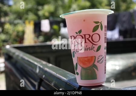Poro-Getränk mit Guava-Geschmack; ein preiswertes und beliebtes verarbeitetes zuckerhaltiges Getränk, das in Port Moresby verkauft wird Stockfoto