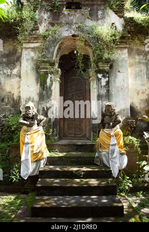 Tempeltüren und Bedogol Guardian Statuen in Sukawati, Bali, Indonesien. Stockfoto