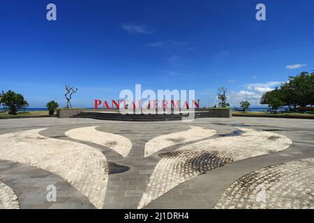 Blick auf den Jerman Beach oder Pantai Jerman in Tuban, Bali, Indonesien. Stockfoto