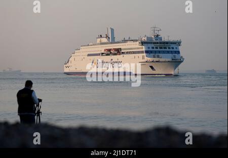 Die neue Fähre Salamanca von Brittany Ferries, die erste mit Flüssiggas (LNG) betriebene britische Fähre, kommt zum ersten Mal im Hafen von Portsmouth an, bevor sie am Sonntag ihre erste Reise nach Spanien antritt. Bilddatum: Freitag, 25. März 2022. Stockfoto