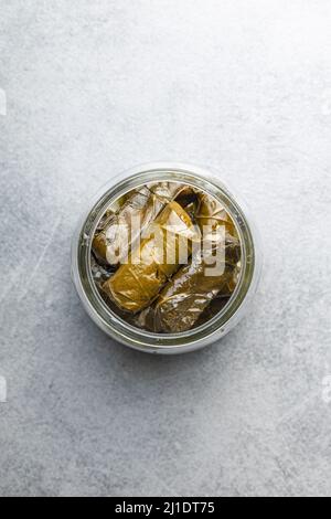 Dolmades. Gefüllte Weinblätter. Griechische Vorspeise im Glas. Draufsicht. Stockfoto