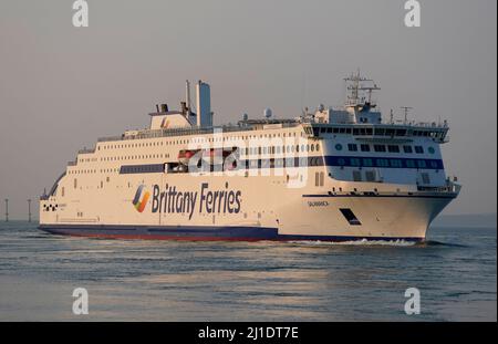 Die neue Fähre Salamanca von Brittany Ferries, die erste mit Flüssiggas (LNG) betriebene britische Fähre, kommt zum ersten Mal im Hafen von Portsmouth an, bevor sie am Sonntag ihre erste Reise nach Spanien antritt. Bilddatum: Freitag, 25. März 2022. Stockfoto