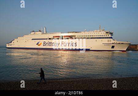 Die neue Fähre Salamanca von Brittany Ferries, die erste mit Flüssiggas (LNG) betriebene britische Fähre, kommt zum ersten Mal im Hafen von Portsmouth an, bevor sie am Sonntag ihre erste Reise nach Spanien antritt. Bilddatum: Freitag, 25. März 2022. Stockfoto