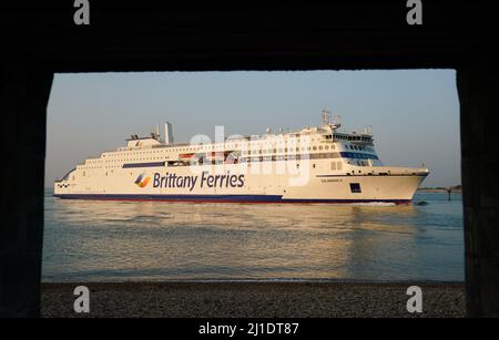 Die neue Fähre Salamanca von Brittany Ferries, die erste mit Flüssiggas (LNG) betriebene britische Fähre, kommt zum ersten Mal im Hafen von Portsmouth an, bevor sie am Sonntag ihre erste Reise nach Spanien antritt. Bilddatum: Freitag, 25. März 2022. Stockfoto