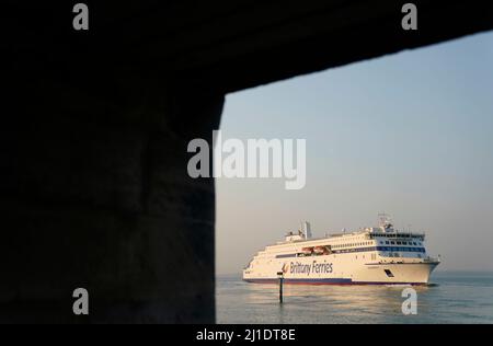 Die neue Fähre Salamanca von Brittany Ferries, die erste mit Flüssiggas (LNG) betriebene britische Fähre, kommt zum ersten Mal im Hafen von Portsmouth an, bevor sie am Sonntag ihre erste Reise nach Spanien antritt. Bilddatum: Freitag, 25. März 2022. Stockfoto