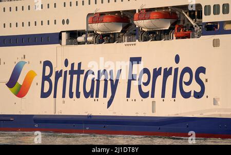 Die neue Fähre Salamanca von Brittany Ferries, die erste mit Flüssiggas (LNG) betriebene britische Fähre, kommt zum ersten Mal im Hafen von Portsmouth an, bevor sie am Sonntag ihre erste Reise nach Spanien antritt. Bilddatum: Freitag, 25. März 2022. Stockfoto