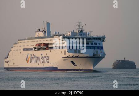 Die neue Fähre Salamanca von Brittany Ferries, die erste mit Flüssiggas (LNG) betriebene britische Fähre, kommt zum ersten Mal im Hafen von Portsmouth an, bevor sie am Sonntag ihre erste Reise nach Spanien antritt. Bilddatum: Freitag, 25. März 2022. Stockfoto