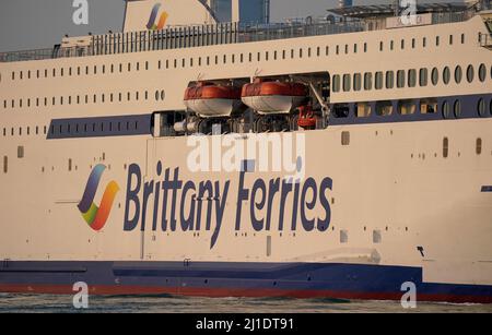 Die neue Fähre Salamanca von Brittany Ferries, die erste mit Flüssiggas (LNG) betriebene britische Fähre, kommt zum ersten Mal im Hafen von Portsmouth an, bevor sie am Sonntag ihre erste Reise nach Spanien antritt. Bilddatum: Freitag, 25. März 2022. Stockfoto