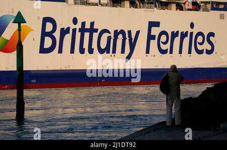 Die neue Fähre Salamanca von Brittany Ferries, die erste mit Flüssiggas (LNG) betriebene britische Fähre, kommt zum ersten Mal im Hafen von Portsmouth an, bevor sie am Sonntag ihre erste Reise nach Spanien antritt. Bilddatum: Freitag, 25. März 2022. Stockfoto