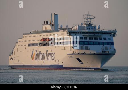 Die neue Fähre Salamanca von Brittany Ferries, die erste mit Flüssiggas (LNG) betriebene britische Fähre, kommt zum ersten Mal im Hafen von Portsmouth an, bevor sie am Sonntag ihre erste Reise nach Spanien antritt. Bilddatum: Freitag, 25. März 2022. Stockfoto