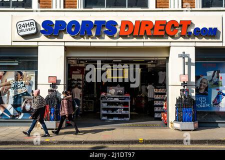 Kingston-upon-Thames, Kingston London, Großbritannien, März 23 2022, Sports Direct Sportswaren Retailer Signage und Logo Stockfoto