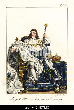 König Ludwig XV. Von Frankreich, 1710-1774, Ludwig der Geliebte, auf seinem Thron mit Krone, Zepter, ermine Roben mit Fleur-de-lys-Armor-Motiv. Louis XV, ROI de France et de Navarre. Handkolorierte Lithographie von Lorenzo Bianchi und Domenico Cuciniello nach Hippolyte Lecomte aus Costumi civili e militari della monarchia francese dal 1200 al 1820, Neapel, 1825. Italienische Ausgabe von Lecomtes zivilen und militärischen Kostümen der französischen Monarchie von 1200 bis 1820. Stockfoto