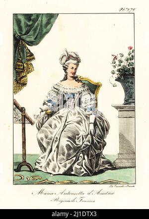 Marie Antoinette Josèphe Jeanne, 1755-1793, Ehefrau von König Ludwig XVI., der letzten Königin Frankreichs vor der Französischen Revolution. Mit bejeweltem Haar, formellem Kleid mit Spitze und Bändern verziert. Marie Antoinette d'Autriche, reine de France. Handkolorierte Lithographie von Lorenzo Bianchi und Domenico Cuciniello nach Hippolyte Lecomte aus Costumi civili e militari della monarchia francese dal 1200 al 1820, Neapel, 1825. Italienische Ausgabe von Lecomtes zivilen und militärischen Kostümen der französischen Monarchie von 1200 bis 1820. Stockfoto