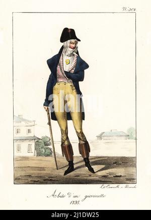 Modischer junger Mann oder Incroyable, Directoire-Ära, 1795. In Bicorne mit Kakade, hohem Kragen und Krabbe, blauer redingote, gestreifter Weste, Buff-Hosen, wadenlange Stiefel mit langen Manschetten, mit einem Kuschel bewaffnet. Costume d'un jeune zu Hause. 1795. Nach Carle Vernet. Handkolorierte Lithographie von Lorenzo Bianchi und Domenico Cuciniello nach Hippolyte Lecomte aus Costumi civili e militari della monarchia francese dal 1200 al 1820, Neapel, 1825. Italienische Ausgabe von Lecomtes zivilen und militärischen Kostümen der französischen Monarchie von 1200 bis 1820. Stockfoto