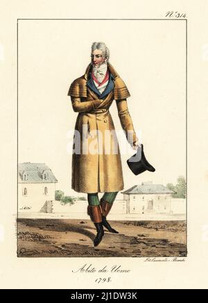 Modischer Mann oder Incroyable, Directoire-Ära, 1798. Im Mantel des Kutschers mit fünf Umhänge, hohem Kragen, Krabben, Gilet, Schlauch, Stiefel in Wadenlänge, mit Zylinderhut. Costume d’homme. Handkolorierte Lithographie von Lorenzo Bianchi und Domenico Cuciniello nach Hippolyte Lecomte aus Costumi civili e militari della monarchia francese dal 1200 al 1820, Neapel, 1825. Italienische Ausgabe von Lecomtes zivilen und militärischen Kostümen der französischen Monarchie von 1200 bis 1820. Stockfoto